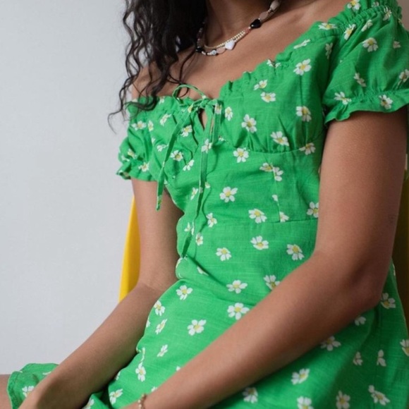 Urban Outfitters Green Floral Magpie Off the Shoulder Mini Dress Size Medium - Picture 3 of 10